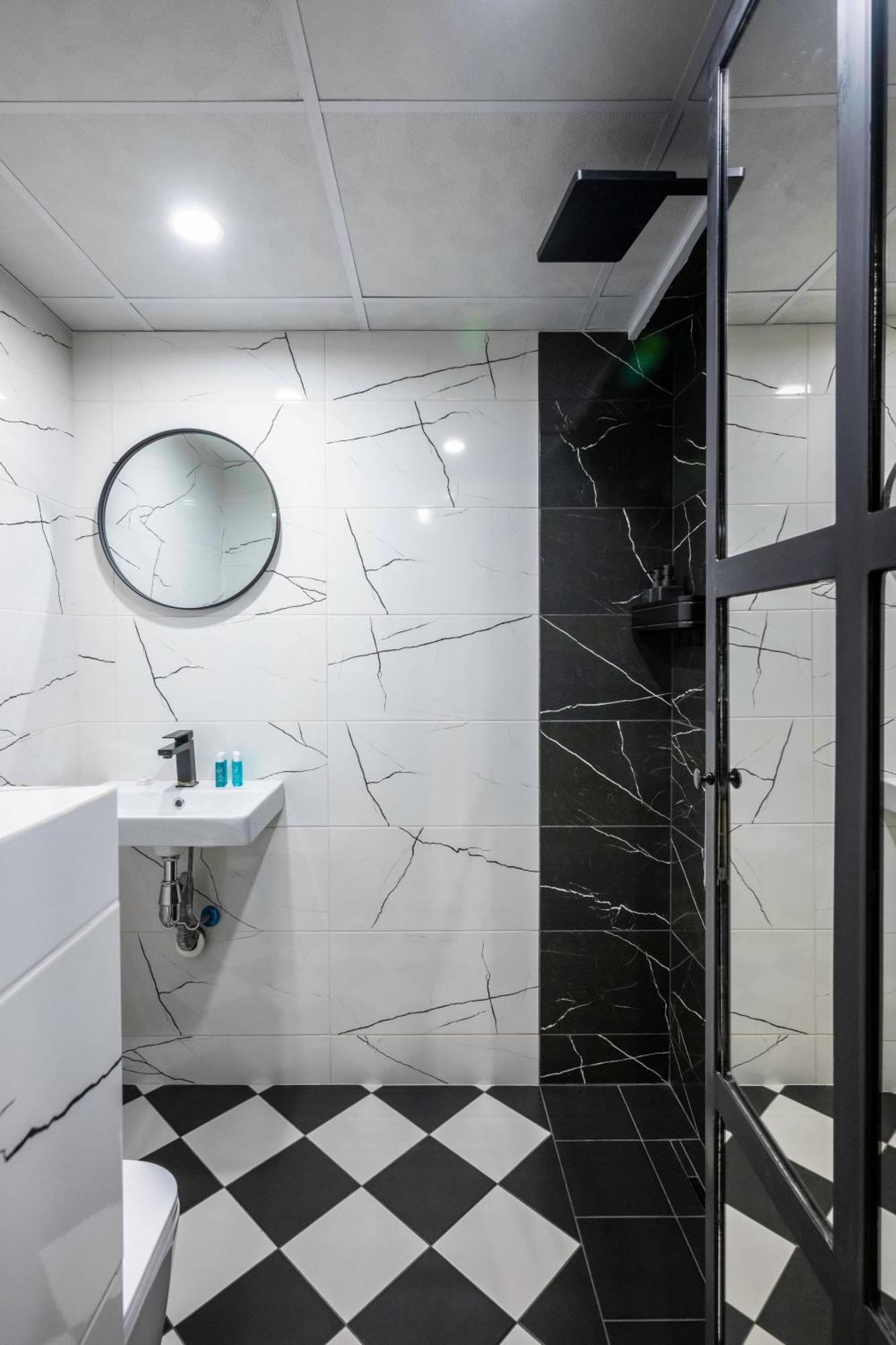 Central Art-Inspired Flat With Private Garage Sofia Exterior photo